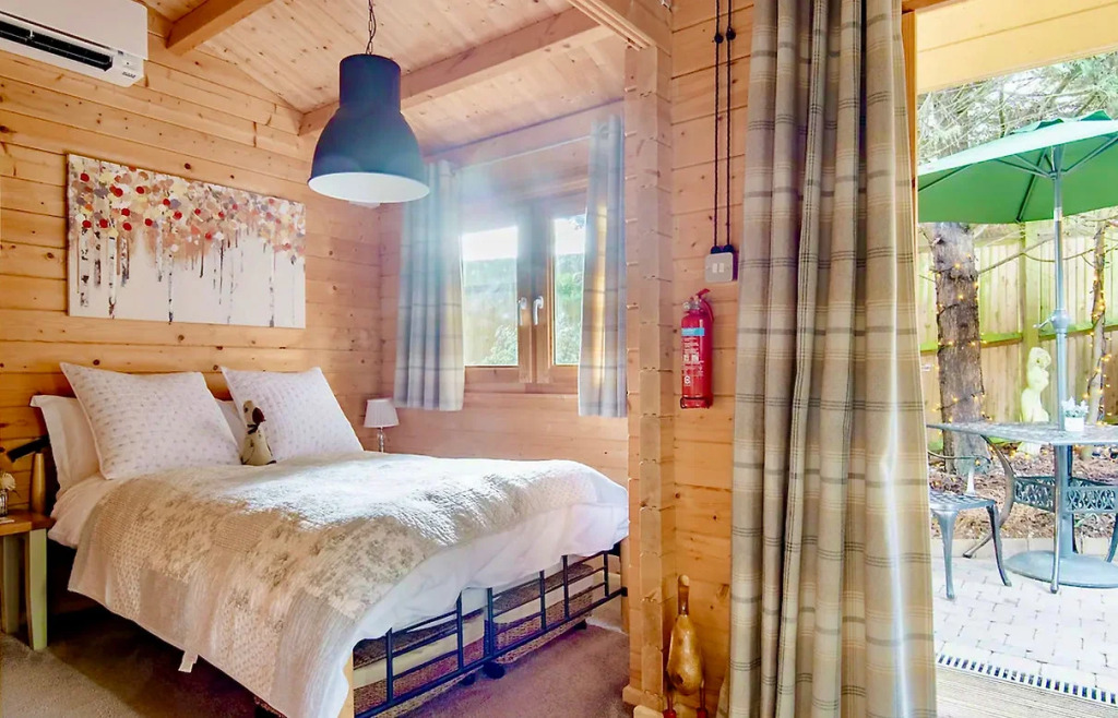 Duck Lodge B&B with Hot Tub