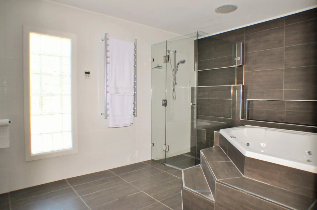 LUXURIOUS Couples Escape, SPA BATH, Netflix, NBN