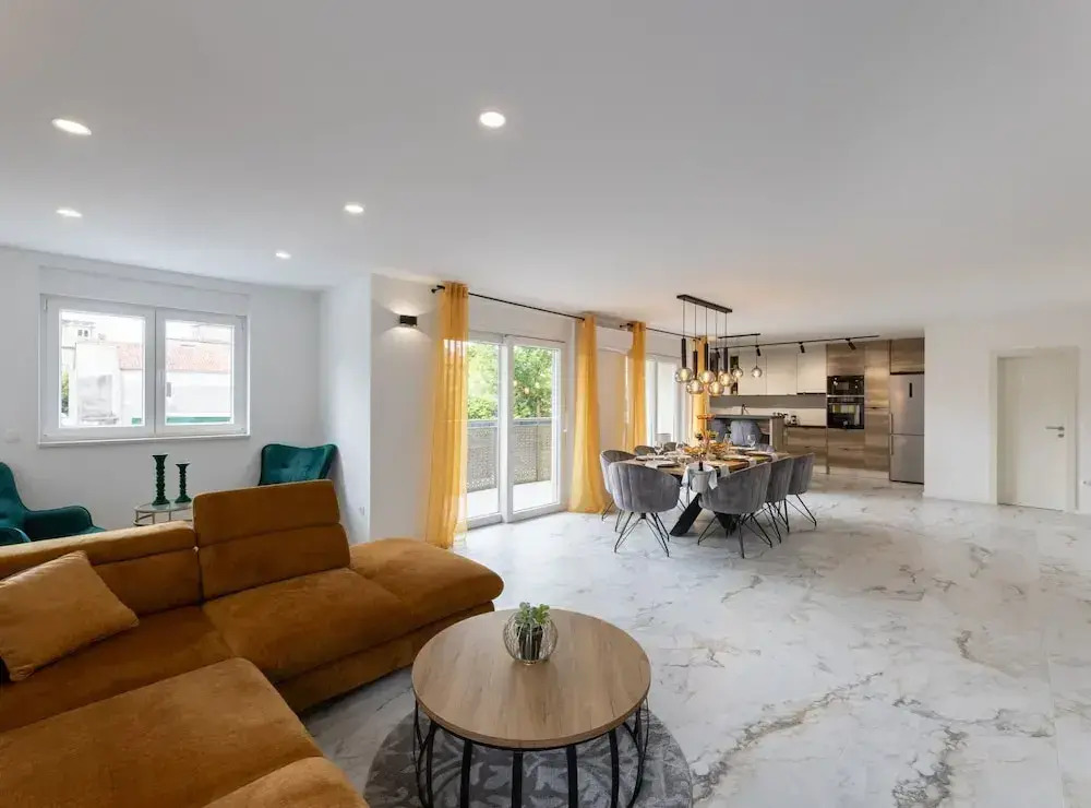Luxurious and Spacious Apartment With Hot Tub