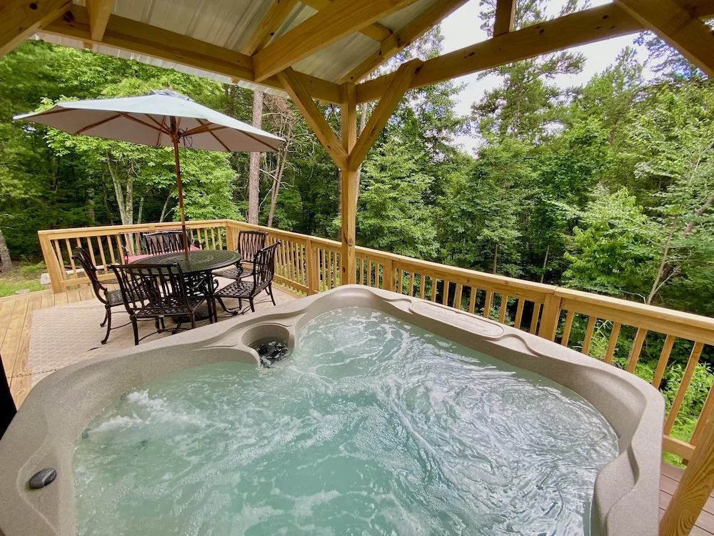 Foxes' Den Cabin with Private Hot Tub and Arcade Game by RedAwning