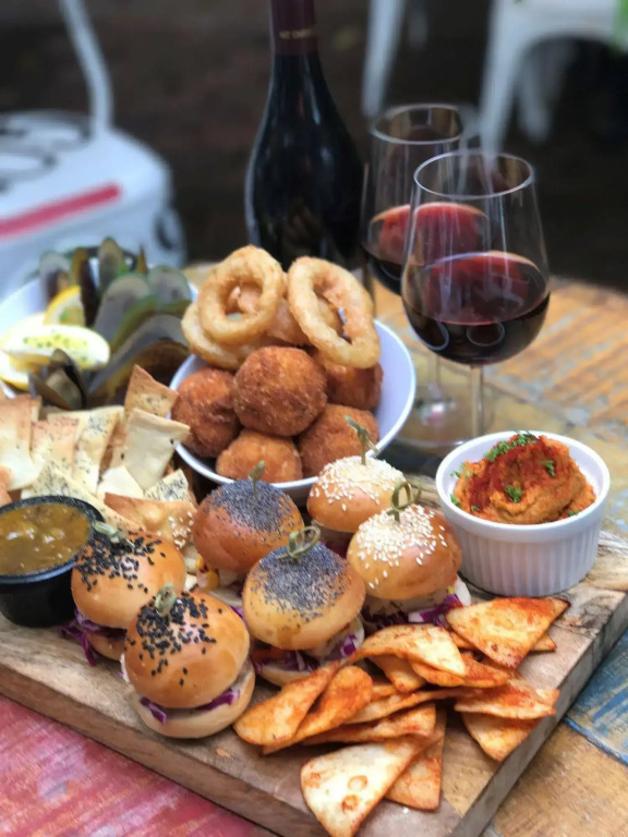 The Innbetween Lodge and Backpackers