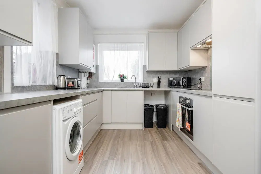 4 Bed House - Sleeps 8 - Garden - Parking - Wifi