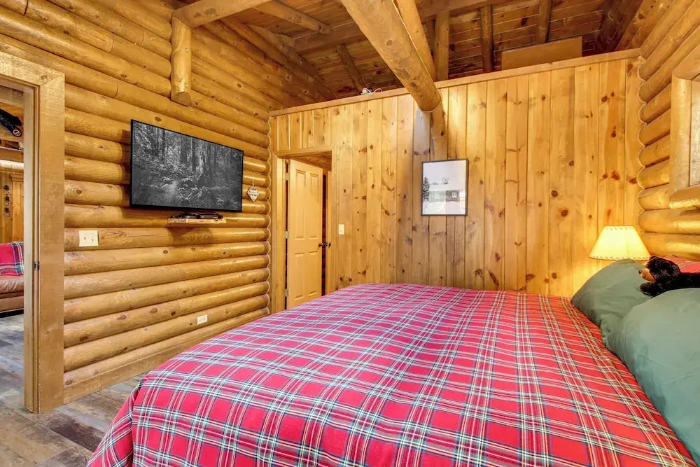 Near Fishing & Hiking: Pinetop Log Cabin w/ Deck!