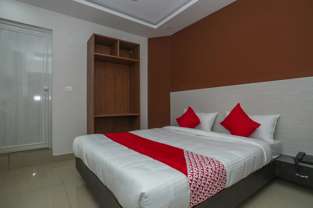 Hotel O Varcity Phi Premium Pavilion ,Above HDFC Bank ,Near Anjaneya Temple Madiwala, Hosur Main r