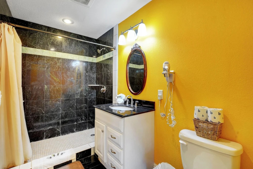 Las Vegas Elegance! Pool Table & Sparkling Pool! 3 Bedroom Home by RedAwning