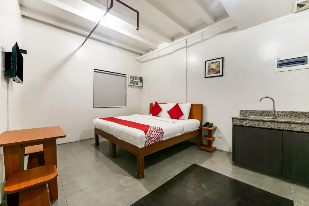 OYO 136 Regal Residences