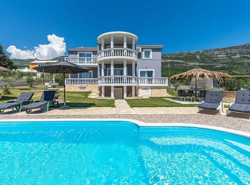 Exquisite Spacious Villa Bufaline with Pool and Gym