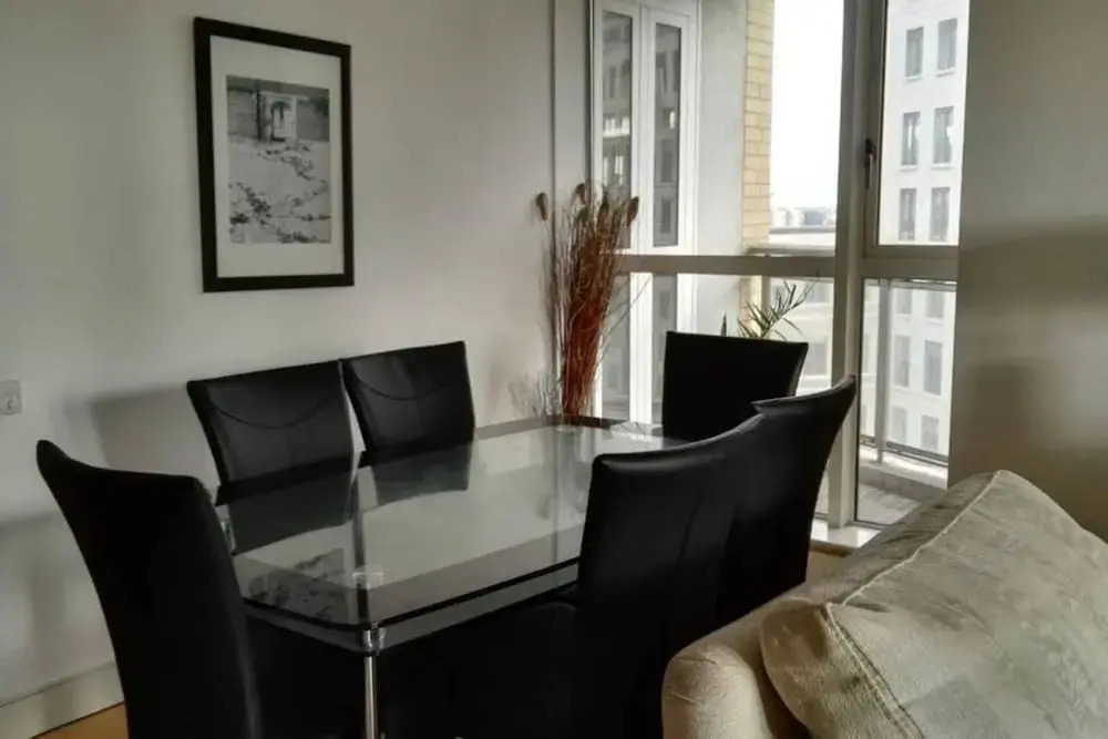 Modern 2 Bedroom Apartment With Balcony in Canary Wharf