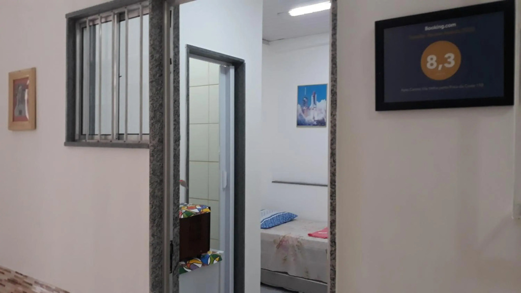 Apto 12 Kitnet pequena NOVA Térreo Ar Cond Microondas Frigobar Tv Banheiro Excelente para 1 pessoa Barato Centro Praia