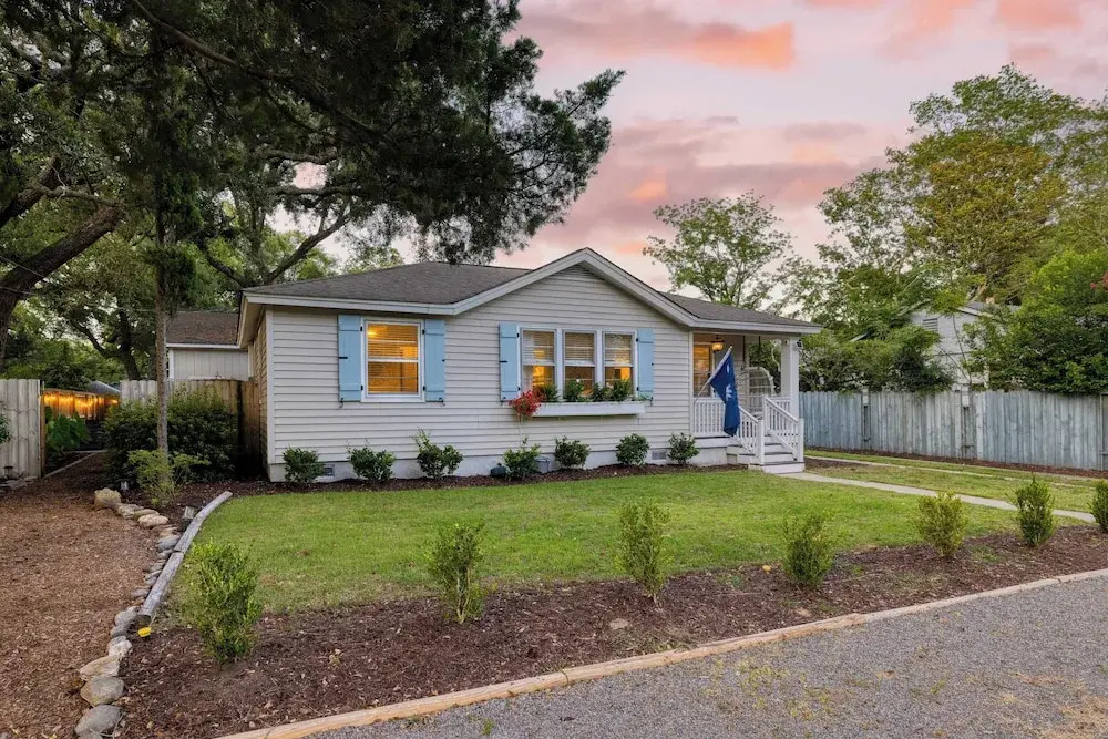 The Powder Cottage by Avantstay Heart of Old Mt. Pleasant Near Sullivans