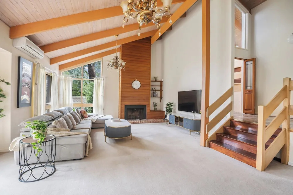Stylish Retreat at Wheelers Hill 5BRM