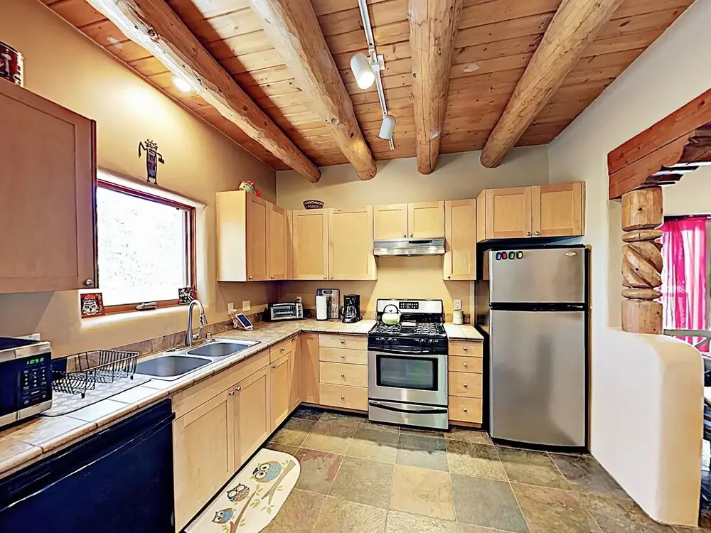 Cozy Oasis Near Plaza W/ Private Backyard & Grill 2 Bedroom Home