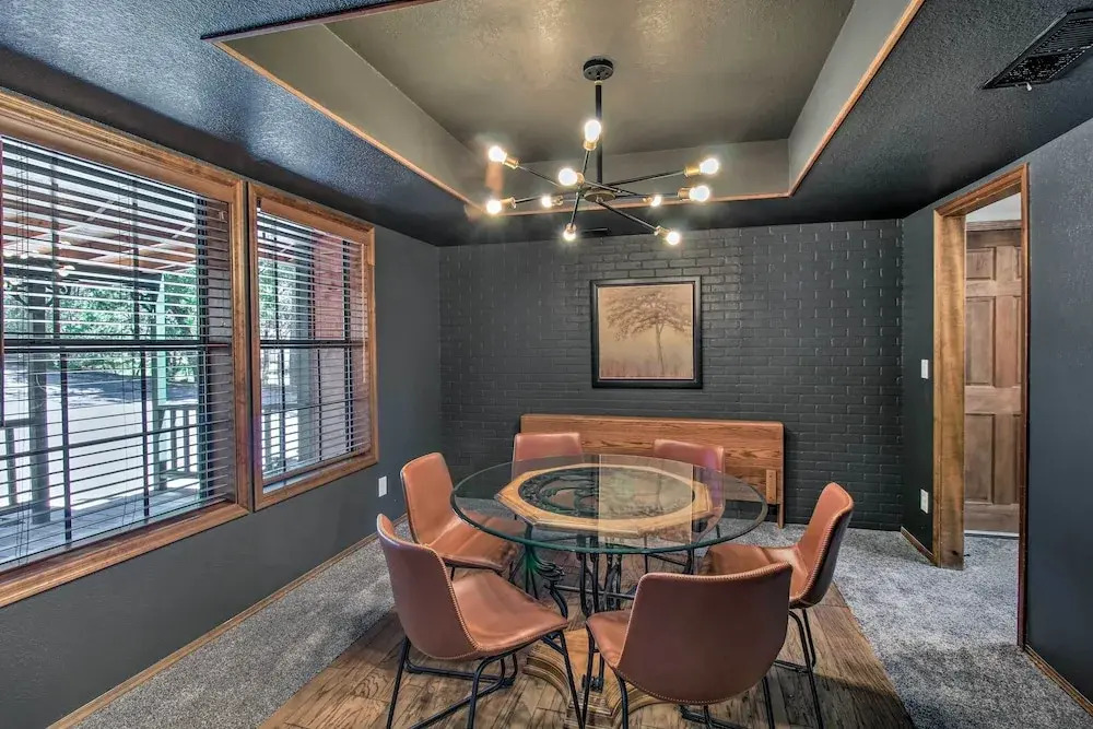 Screened Porch, Fenced Yard: Lakeside Retreat!