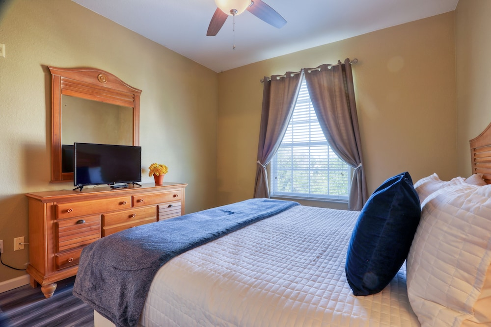 Resort Condo With Pools, hot Tub, Game Room, Tennis, Gym, Balcony, AC, & W/D