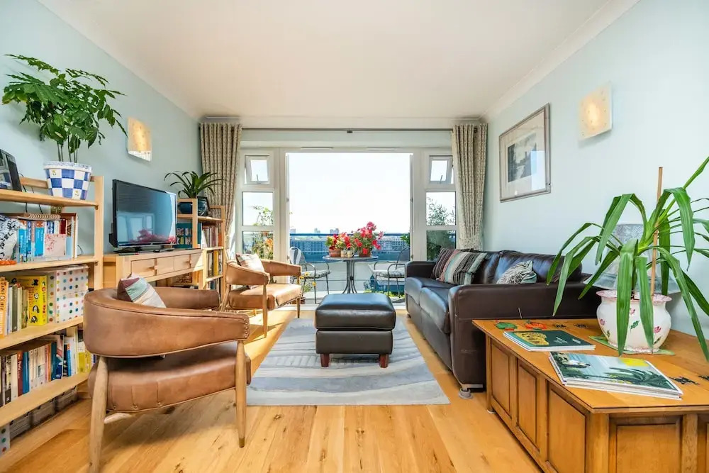 Delightful Wapping Home with Stunning River Views