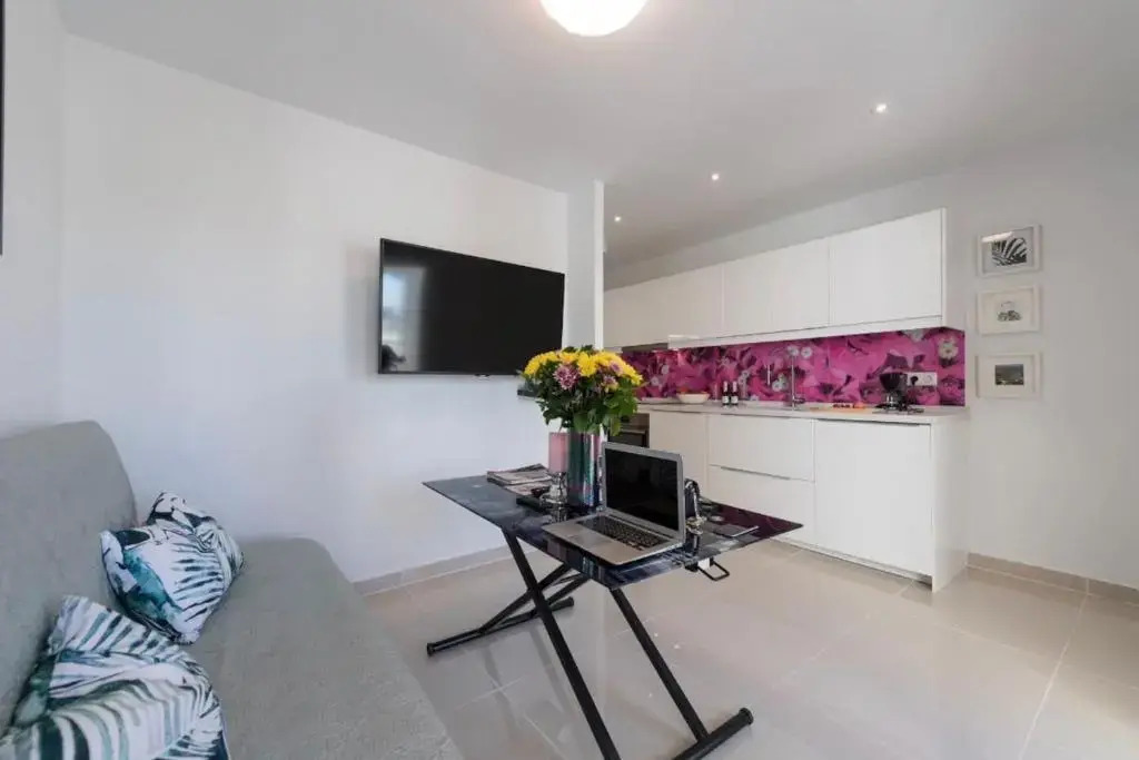 EXCLUSIVES 2-ROOM APARTMENT TOPLOCTAION 5 minutes to beach San Agustin