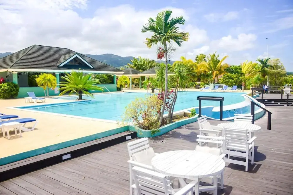3 Bedrm in Richmond Estate Pool Gym Plygrnd Beach