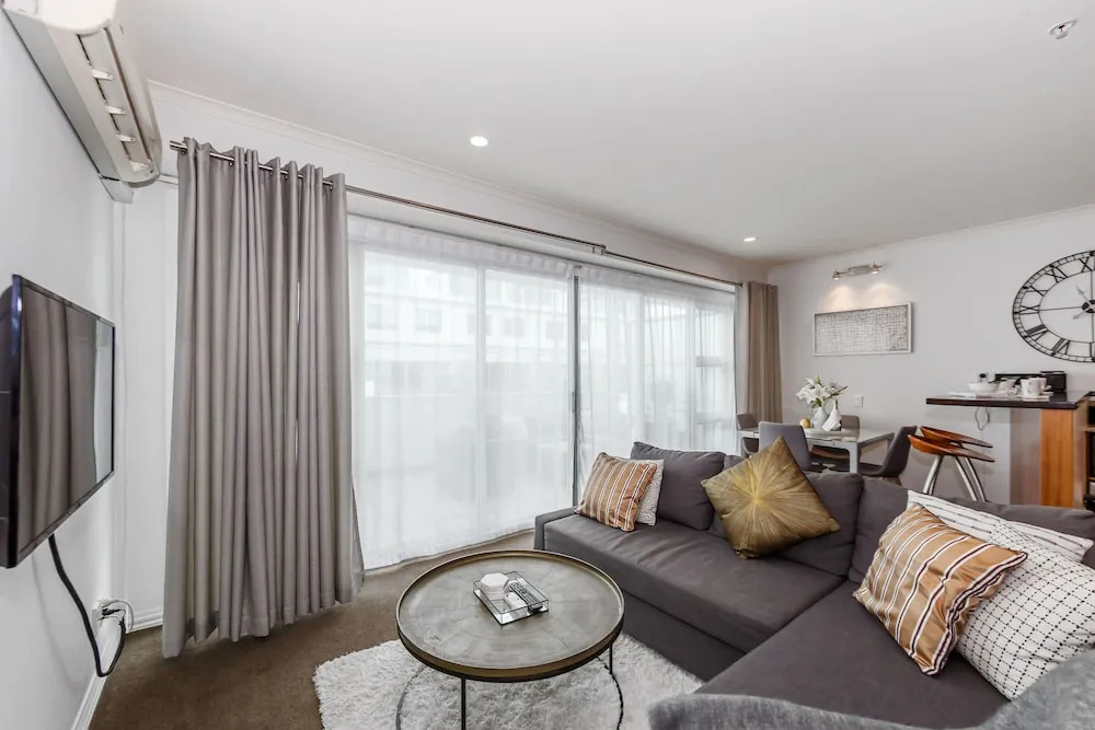 Premium 1BR Apartment at Princes Wharf