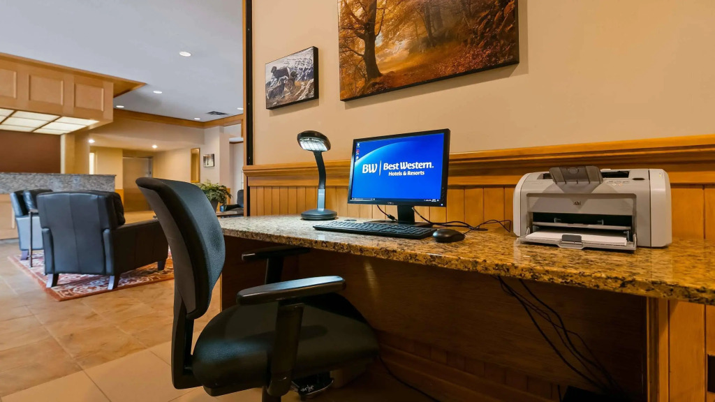 Invermere Inn & Suites