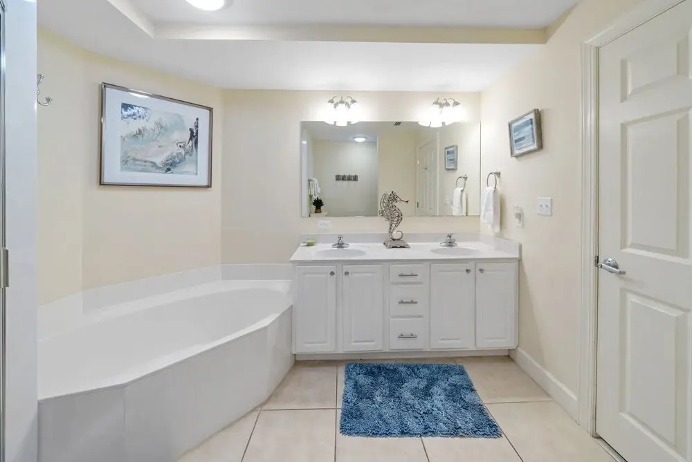 Sea-horsey 3 Bedroom Condo by RedAwning