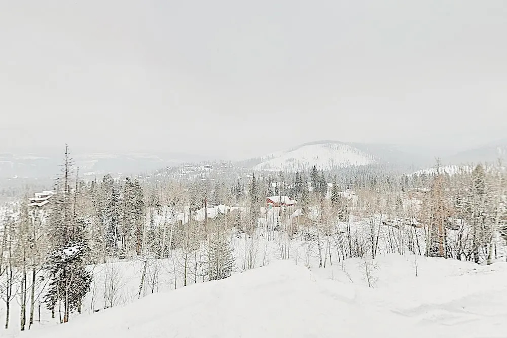 Top-floor W/ Deck & Expansive Mountain Views 3 Bedroom Condo