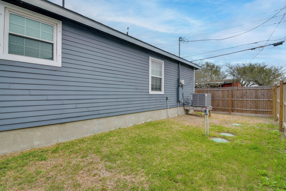 Heron Bay Cottage w/ Patio in Rockport!