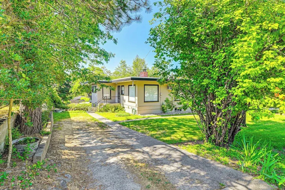 Grants Pass Getaway w/ Expansive Deck!