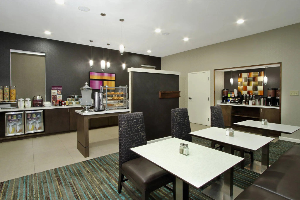 La Quinta Inn & Suites by Wyndham Colorado Springs South AP