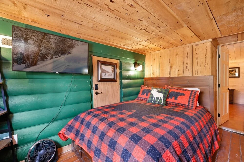 2031-fox Lodge 5 Bedroom Home by RedAwning