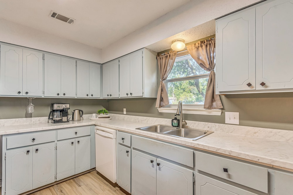 Cottage Vibes in Shalimar! Pet-friendly Townhome