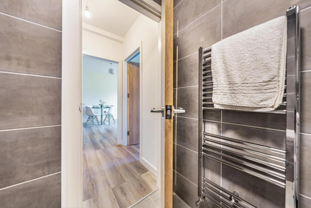 Ash View Place 3 -heathrow - Thorpe Park - Free Parking