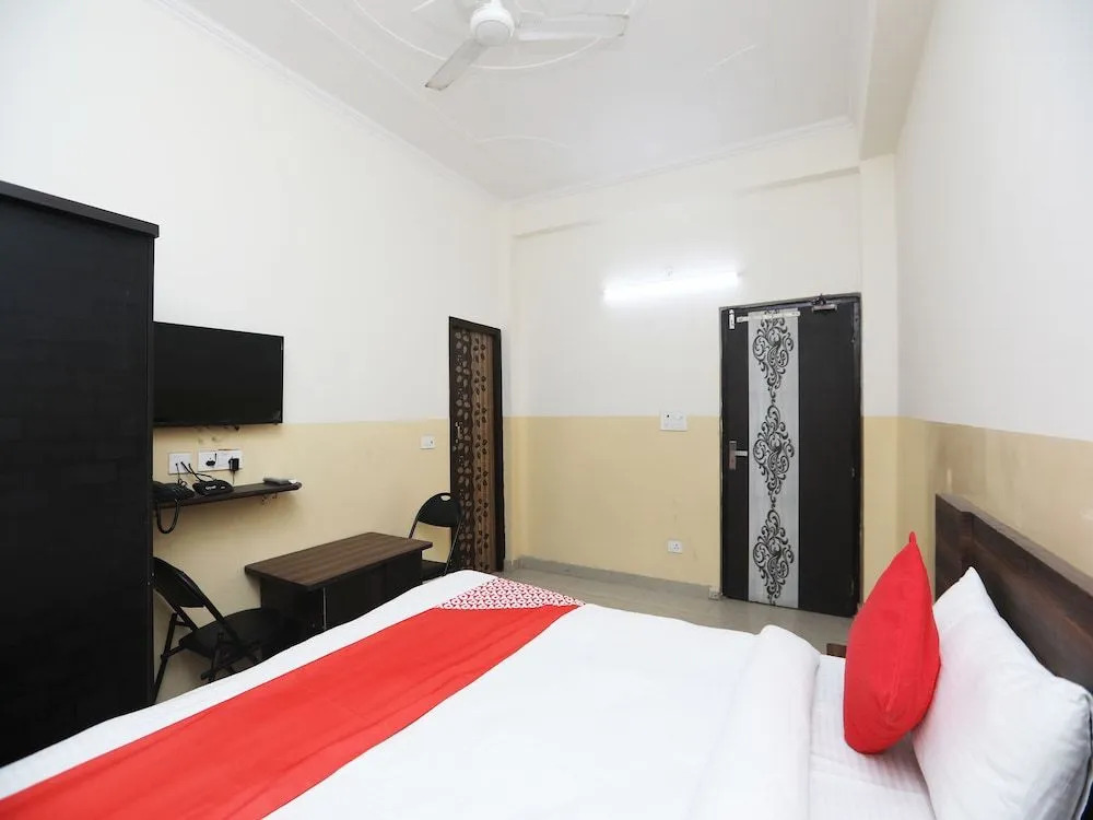 OYO 44000 The Nest - Knowledge Park