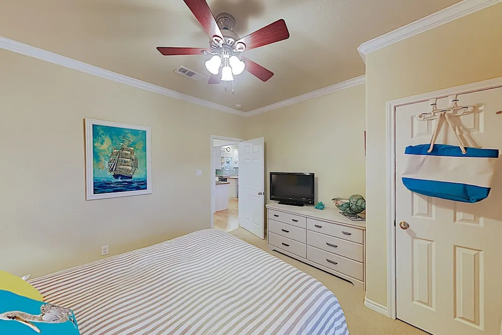 Spacious Gulf-side - Steps To Beach 4 Bedroom Home