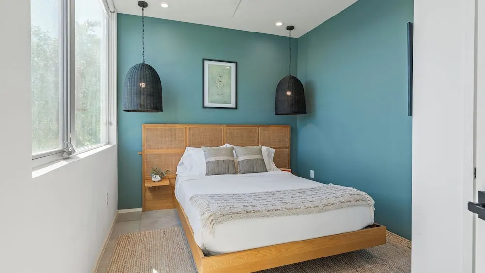 Luxe 11bdr w/ Putting Green, Game Room, Pool Bouldin Collective by Avantstay