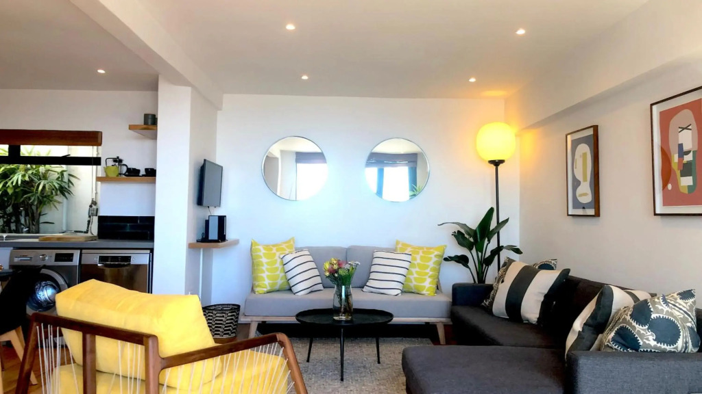 Mountain and Harbour Views - Grand Vue Cottage