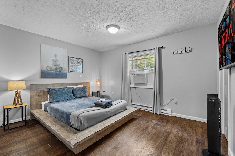 Charming Chalet w Hot Tub King Suite Dog Friendly