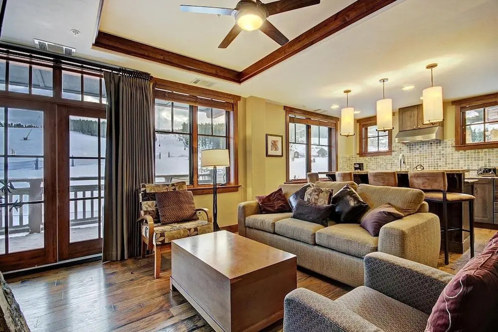 Spacious 4 Bedroom  Steps From Winter Activities Condo by RedAwning