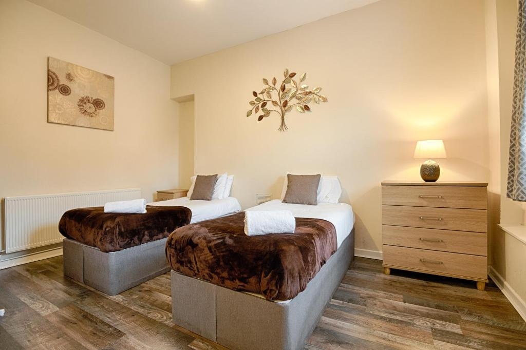 Perfect Location with Parking - Jersey House - TV in every Bedroom!
