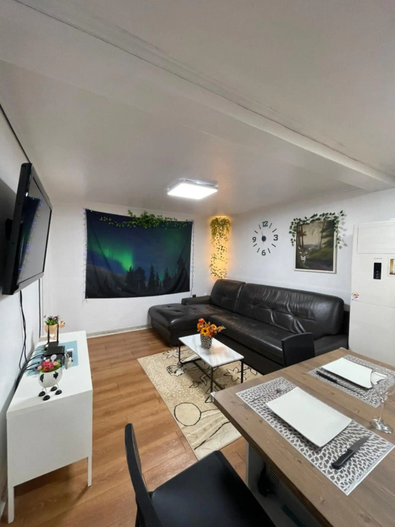 Newly renovated spacious 2 bedroom unit in HBC