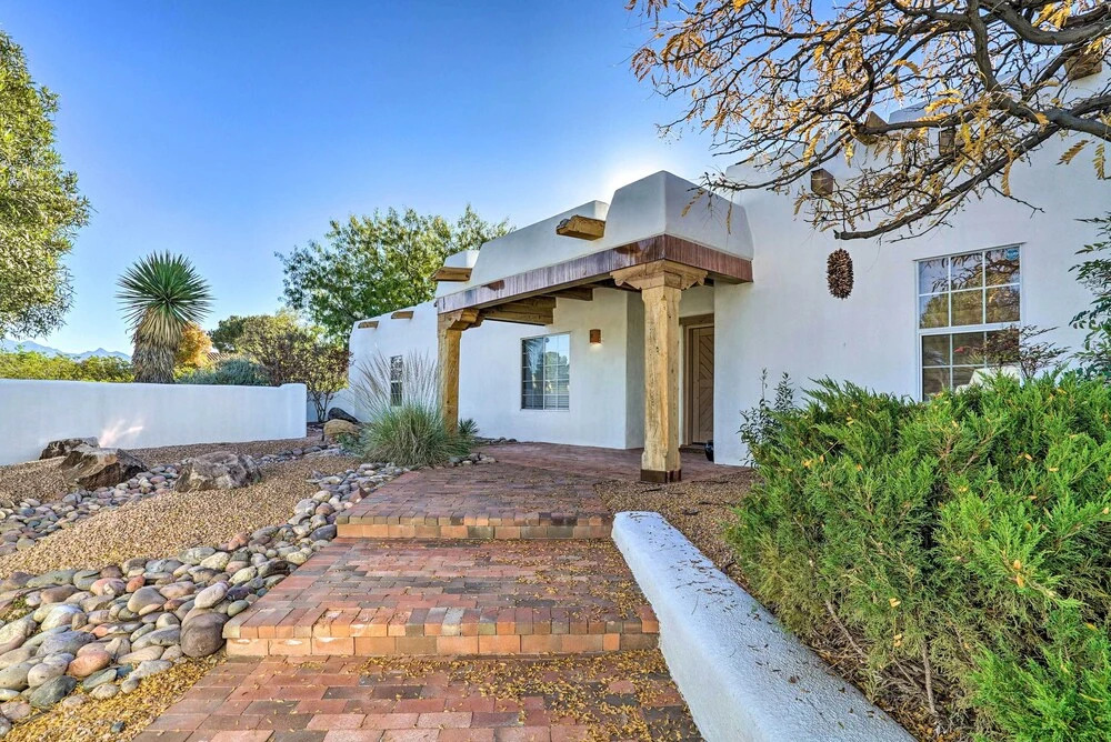 Las Cruces Home La Casa Blanca w/ Courtyard