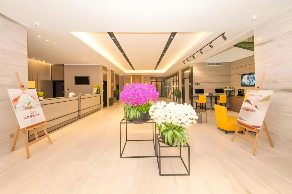 Home Inn Plus Wuhan Xiaopinmao Xudong Metro Station