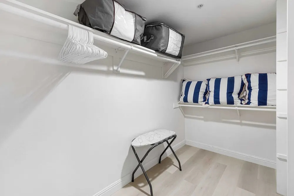 Walk to Beach Pool, Hot Tub, Private Patio, Parking Seabreeze Retreat