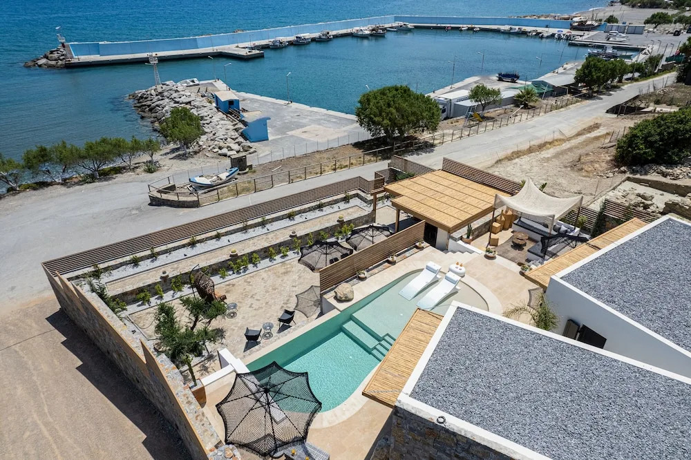 Mnḗmē Suites & Villas