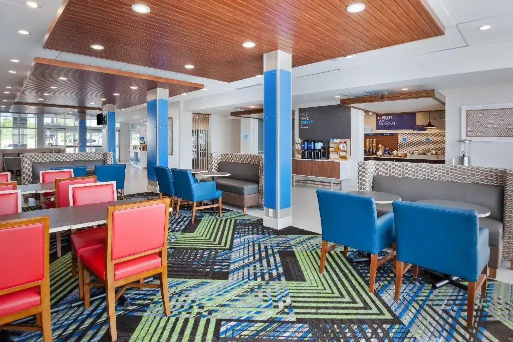 Holiday Inn Express & Suites - Grand Rapids Airport - South by IHG