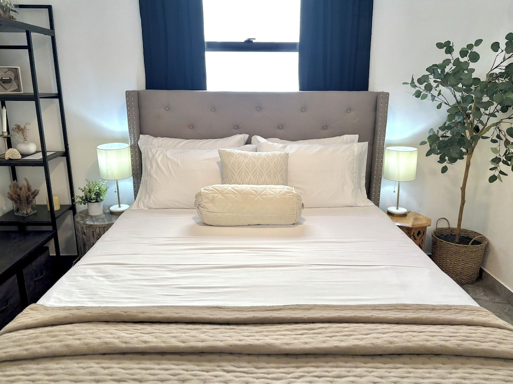 Downtown 1 or 2 Bedroom Stay - Walk to Ferry