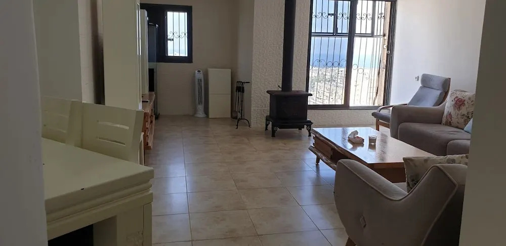 Roomy Apt. w Seaview Fireplace & Netflix