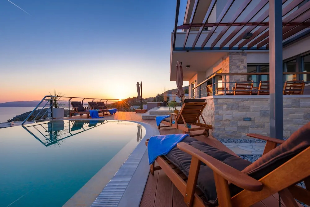 Last Minute Offer,heated Infinity Pool,sea and Mountain View,