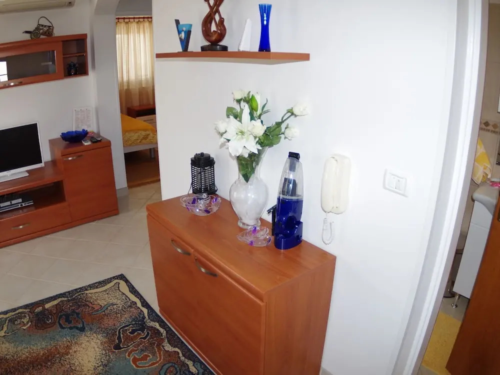 Garden-view Apartment With Terrace, 500m From the Sea, Parking, BBQ and Wifi