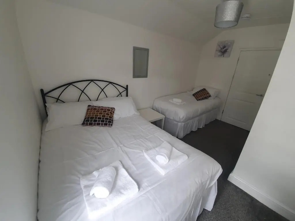 LARGE HOUSE, sleeps 16! Private garden, Free parking!