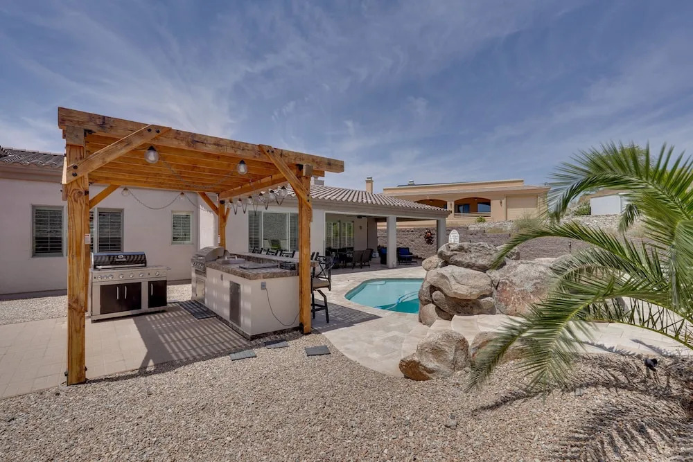 Home Theatre & Pool: Lake Havasu Retreat